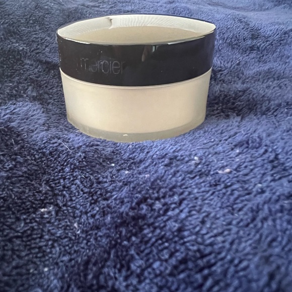 Laura Mercier
Translucent Loose Setting Powder - Picture 2 of 4